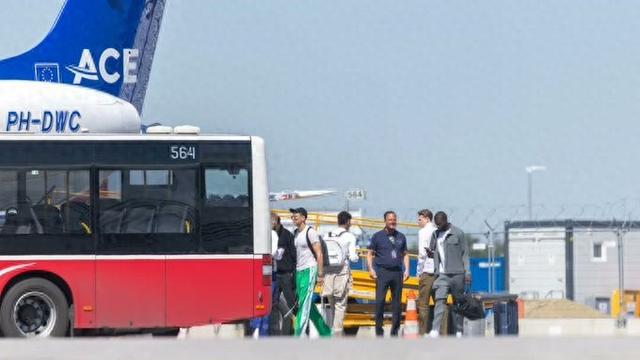 圖片報：拜仁14人歸隊(duì)備戰(zhàn)霍村，明日啟程。